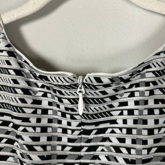 Guess Los Angeles Black & White Striped Abstract Sleeveless Dress Women's 10 - Picture 7 of 7